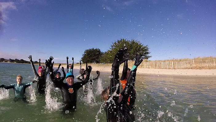 Personnes pratiquant la marche aquatique côtière